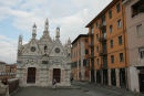 Chiesa di S. Maria della Spina i Pisa. Kirken lå oprindeligt nede langs Arno floden, men er blevet flyttet op på kajen på grund af hyppige oversvømmelser.