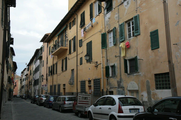 En af de gamle gader i Pisa. Mange af husene har meget ”patina”, og vasketøjet hænger til tørre langs muren. 