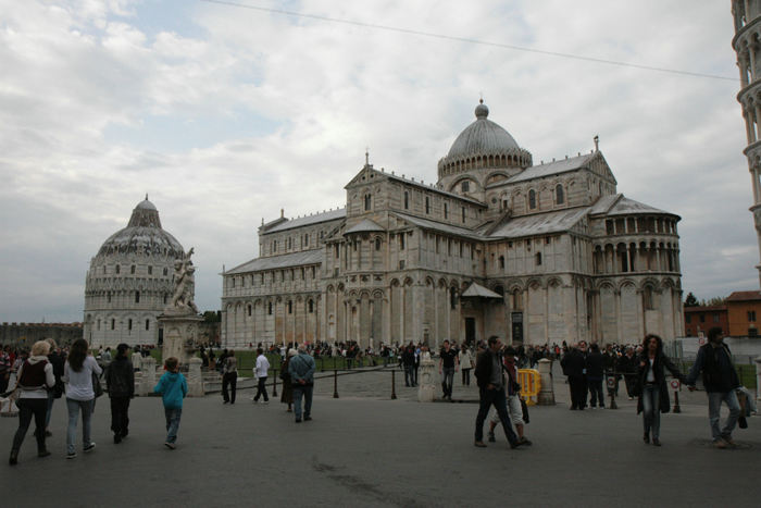 Dåbskapellet og katedralen på Piazza del Miracoli i Pisa. Nogle imponerende bygninger opført i hvidt marmor.   