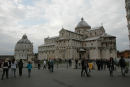Dåbskapellet og katedralen på Piazza del Miracoli i Pisa. Nogle imponerende bygninger opført i hvidt marmor.   