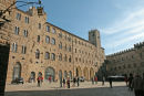 Piazza del Priori i Volterra. Volterra er en gammel middelalderby, der ligger inde bag den oprindelige bymur. Alle bygningerne er flot restaureret. 