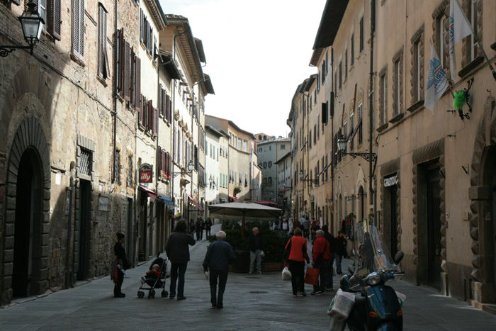 En af de flotte gader i Volterra. Der er forholdsvis bakket inde i selve byen. Det er en rigtig turistby, og det forstår man godt.