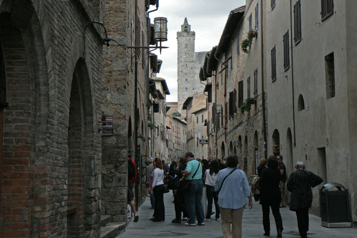 Fra middelalderbyen San Gimignano. Her et kik op gennem Via San Giovanni med et af de mange tårne i baggrunden. 