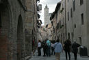 Fra middelalderbyen San Gimignano. Her et kik op gennem Via San Giovanni med et af de mange tårne i baggrunden. 