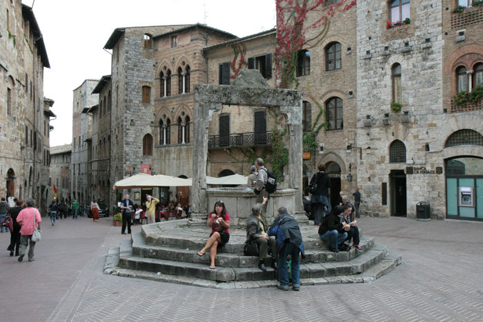 Piazza della Cisterna med den gamle brønd i middelalderbyen San Gimignano. 