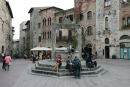 Piazza della Cisterna med den gamle brønd i middelalderbyen San Gimignano. 