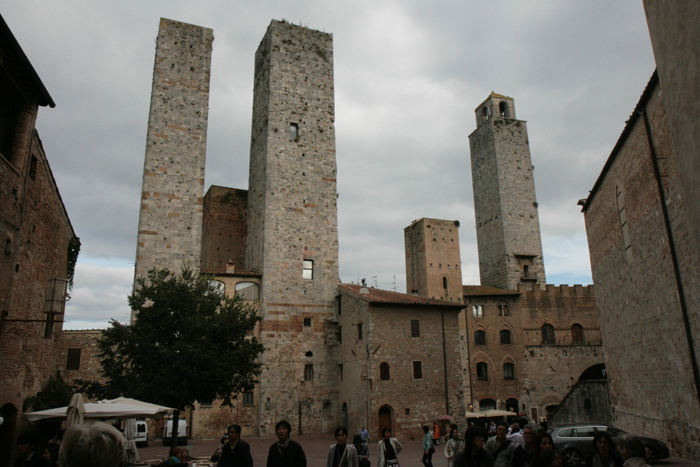San Gimignano kaldes for middelalderens Manhattan. Der var oprindelig 72 tårne i byen, de 14 eksisterer stadig. I Middelalderen var et tårn et statussymbol og et forsvarsværk.