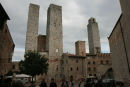 San Gimignano kaldes for middelalderens Manhattan. Der var oprindelig 72 tårne i byen, de 14 eksisterer stadig. I Middelalderen var et tårn et statussymbol og et forsvarsværk.