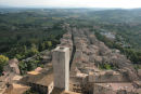San Gimignano med den smalle gade Via San Giovanni set oppe fra Torra Grossa. Læg mærke til det flotte landskab, der omgiver San Gimignano.