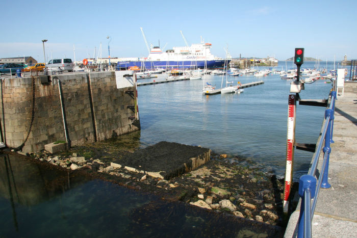 Fra Alderney gik turen til Guernsey. For at komme ind i Victoria Marine i St. Peter Port, skal man ind over en sill (mur), som kun kan passeres ved højvande. Her ved lavvande.