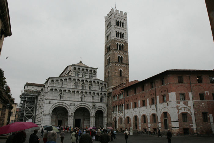 Piazza San Martino i Lucca med Catedrale San Maritino. Den var ikke noget særligt, sammenlignet med de andre katedraler, vi har besøgt i Toscana.