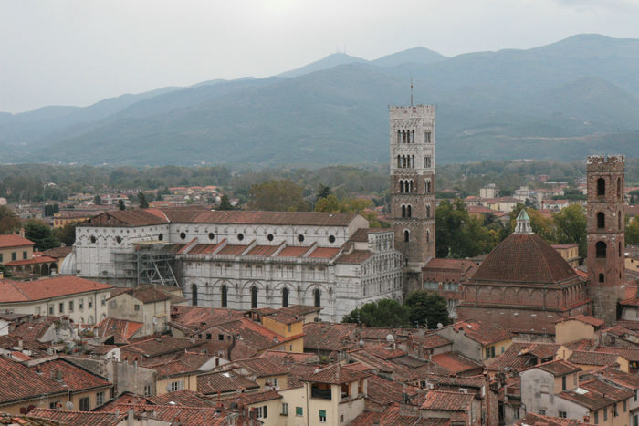 Udsigten fra Torre delle Ore i Lucca med nogle af de andre kirker. Der findes ca. 50 kirker i Lucca, så vi opgav på forhånd at besøge dem alle. 