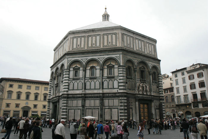 Battistero San Giovanni, dåbskapellet i Firenze, er det ældste bygningsværk på Piazza San Giovanni; det stod færdigt i 1128.  