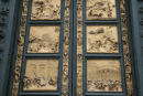 Paradisport i Battistero San Giovanni i Firenze, er tegnet af Lorenzo Ghiberti, fremstillet i bronze og delvist forgyldt. De ti felter viser gammeltestamentlige scener. 