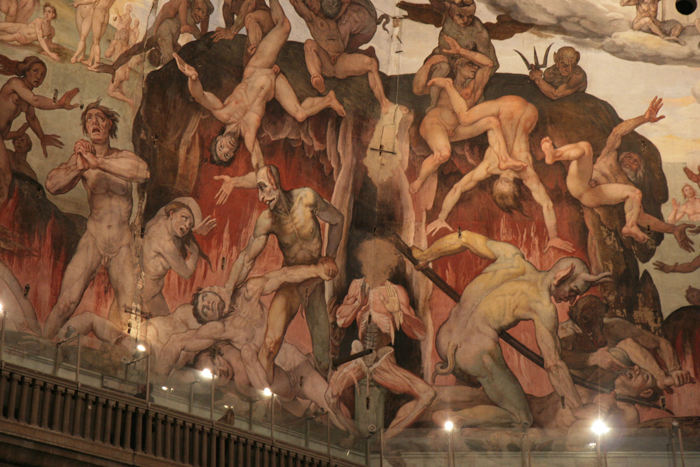 På turen op på toppen af kuplen i Duomo Santa Maria del Fiore i Firenze kom vi tæt på freskomalerierne, som forestiller ”Dommedag”. Det var barske billeder.