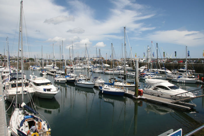 I ferieperioden er Victoria Marine i St. Peter Port på Guernsey fyldt op med gæstebåde. Vi er tidligt på den, så der er stadig god plads.