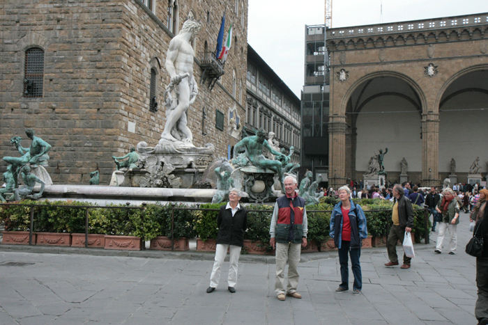 Piazza della Signoria med Palazzo Vecchio og Neptunfontænen, der er skabt til minde om Toscanas sejre til søs. Besætningen fra Nausikaa betragter statuen af Storhertug Cosimo 1. 