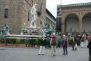 Piazza della Signoria med Palazzo Vecchio og Neptunfontænen, der er skabt til minde om Toscanas sejre til søs. Besætningen fra Nausikaa betragter statuen af Storhertug Cosimo 1. 