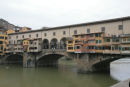 Værkstederne/forretningerne på Ponte Vecchio i Firenze var oprindeligt for slagtere, garvere og smede, som brugte floden som affaldsplads. På grund af stanken blev de forbudt i 1593.  