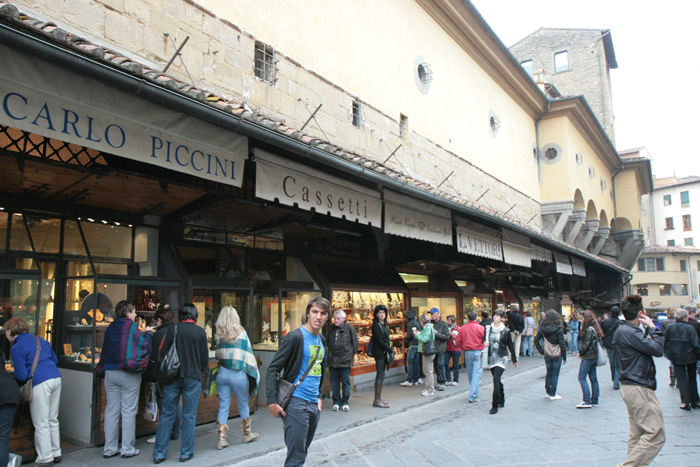 Værkstederne på Ponte Vecchio i Firenze blev i 1593 ombygget og udlejet til de mere stuerene guldsmede, som stadig findes på den gamle bro.  