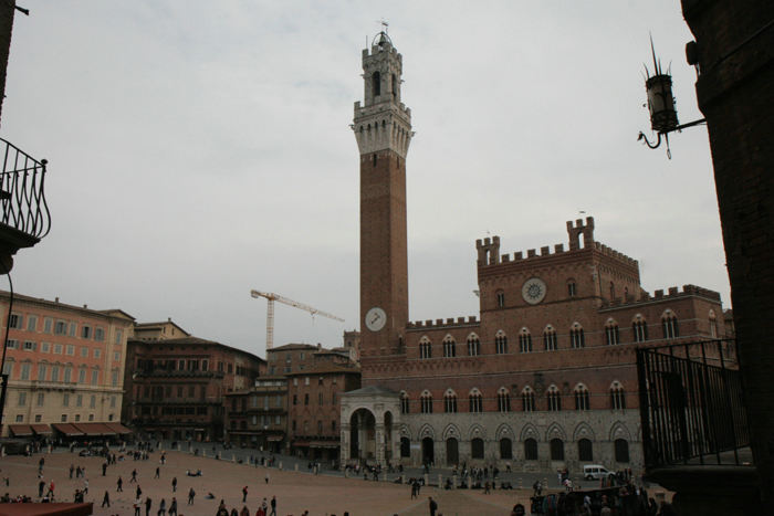 Torre del Mangla og Palazzo Pubblico på Piazza del Campo i Siena. Torre del Mangla skulle efter sigende være det næsthøjeste middelaldertårn i Italien. 