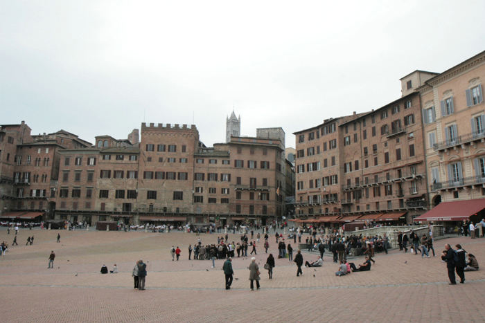 Piazza del Campo er en af de flotteste pladser i Italien. Den er belagt med klinker og delt op i ni afsnit, som et symbol for Nimandsrådet, der stod for byens styre i Middelalderen.   