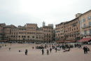 Piazza del Campo er en af de flotteste pladser i Italien. Den er belagt med klinker og delt op i ni afsnit, som et symbol for Nimandsrådet, der stod for byens styre i Middelalderen.   