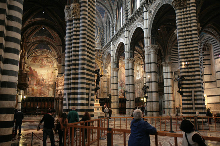 Sienas Duomo var imponerende. Indtil vi besøgte Siena, var vi overbeviste om, at marmorgulvene i Firenze var de flotteste. Men Siena slog alt; de var bare imponerende, og det var hele kirken. 