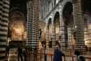 Sienas Duomo var imponerende. Indtil vi besøgte Siena, var vi overbeviste om, at marmorgulvene i Firenze var de flotteste. Men Siena slog alt; de var bare imponerende, og det var hele kirken. 