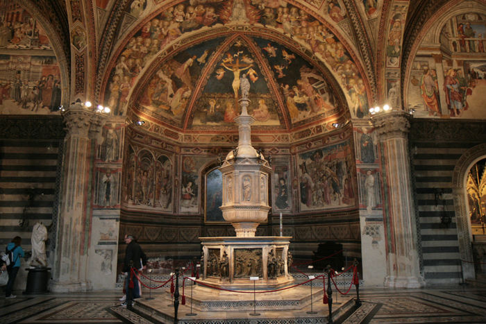 I den ene ende af Sienas Duomo lå Battistero (dåbskapellet); det var imponerende. Både døbefonten og loftet i kapellet var noget ganske særligt.  