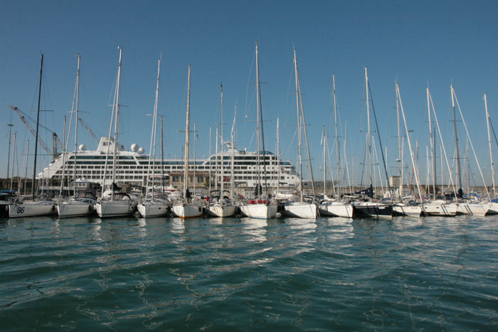 Et billede fra den lidt urolige havn i Livorno. Flydebroerne ligger frit ud til det store havnebassin, så når skibene sejlede forbi, fik vi en lille vippetur. 