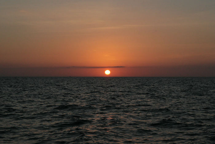På vej fra Punta Ala Marina til Riva di Traiano, blev det mørkt, inden vi nåede frem, og vi havde en rigtig flot solnedgang over Middelhavet.