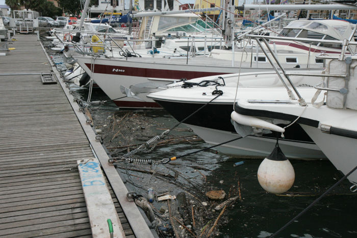 Vi havde hørt, at der var beskidt i Darsena Traiano; men havde ikke forestillet os, at det kunne være så slemt. Vi pløjede os nærmest igennem. 