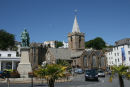 St. Peter Port på Guernsey er den største by på øen. Den ligger på skråningen ned mod havnen med flot udsigt ud over havet og naboøerne.