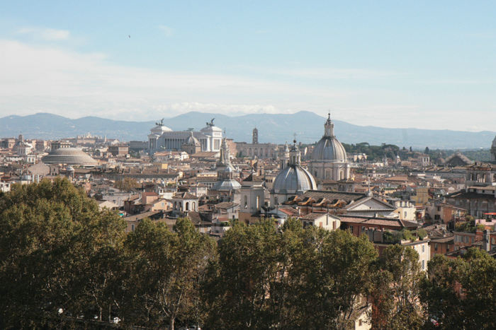 Udsigten oppe fra Castel Sant’ Angelo ud over Rom med de mange kirker og andre historiske bygninger. 