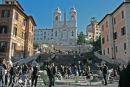 Piazza di Spagna med Den Spanske Trappe og i baggrunden kirken SS. Trinità dei Monti. I forgrunden en fontæne i form af et halvt sunket skib.  