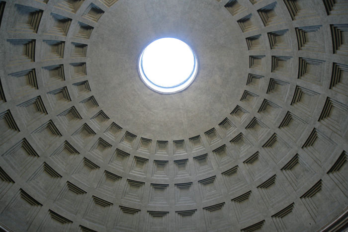 Kuplen i Pantheon, en af de bedst bevarede bygninger fra oldtiden. Den nuværende bygning er opført i 118-125 e.Kr. efter en brand i 80 e.Kr. Kuplen har en diameter på 43,20 meter