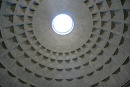 Kuplen i Pantheon, en af de bedst bevarede bygninger fra oldtiden. Den nuværende bygning er opført i 118-125 e.Kr. efter en brand i 80 e.Kr. Kuplen har en diameter på 43,20 meter