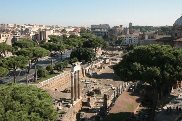 Et vue ned over Forum Romanum oppe fra Monumento Nazionale a Vittorio Emanuele II. I baggrunden skimtes Colosseum.
