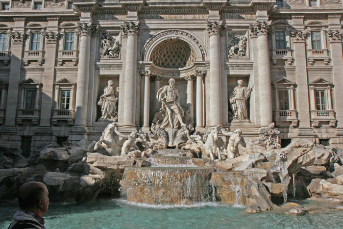 Fontana di Trevi er Roms største og mest berømte fontæne. Hvis man kaster en mønt i fontænen, vil man – sådan siger legenden – en dag vende tilbage til Rom.  