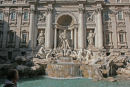 Fontana di Trevi er Roms største og mest berømte fontæne. Hvis man kaster en mønt i fontænen, vil man – sådan siger legenden – en dag vende tilbage til Rom.  