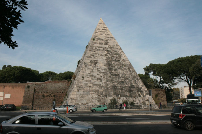 Cestius-pyramiden er opført af Glius Cestius ca.10 f.Kr., den er 27 m høj og han udnævnte den til sit gravmæle.    