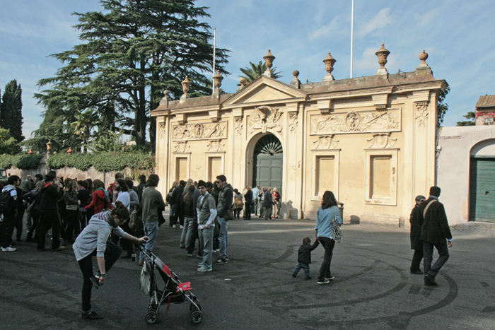 Foran nr. 3 på Piazza dei Cavalieri di Malta stod en lang kø, de skulle alle hen og kikke ind ad nøglehullet. Vi måtte se, hvad det var, de så: En lang korridor - og for enden Peterskirken.