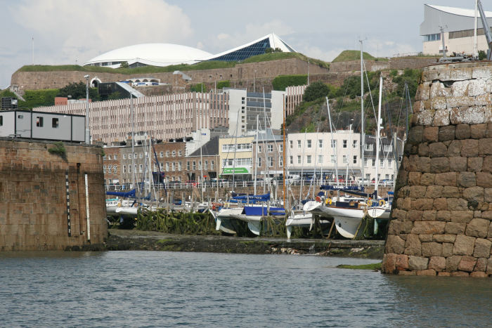 Næste stop blev St. Helier på Jersey. På vej ind til St. Helier Marine passerer vi Old Harbour, hvor de lokale har deres både liggende. Tørt og godt, når det er lavvande.