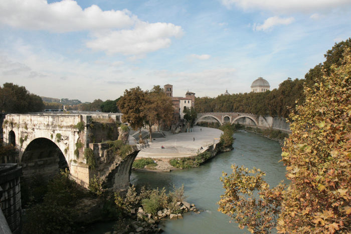 Tiber-øen set oppe fra Ponte Palatino. I forgrunden ruinerne af Ponte Rotto. I baggrunden Ponte Cestio, der forbinder øen med Trastevere og Campo de’ Fiori. 