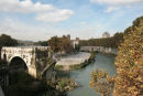 Tiber-øen set oppe fra Ponte Palatino. I forgrunden ruinerne af Ponte Rotto. I baggrunden Ponte Cestio, der forbinder øen med Trastevere og Campo de’ Fiori. 