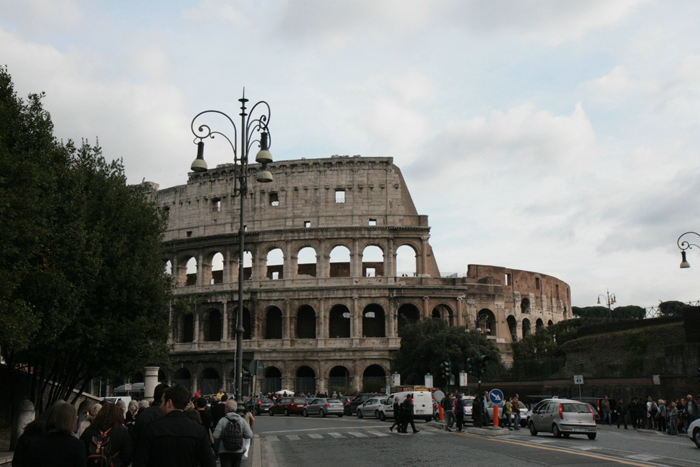 Colosseum, med plads til mere end 70.000 mennesker, blev indviet af Titus i år 80 e.Kr. Bygningen er 188 m lang og 156 m bred. Af den udvendige ring (højde 50 m) er der kun 2/3 tilbage.  