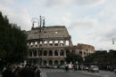 Colosseum, med plads til mere end 70.000 mennesker, blev indviet af Titus i år 80 e.Kr. Bygningen er 188 m lang og 156 m bred. Af den udvendige ring (højde 50 m) er der kun 2/3 tilbage.  