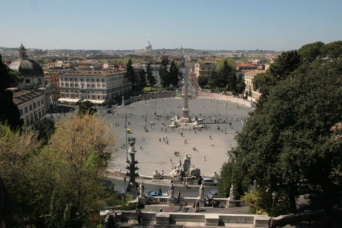 Piazza del Popolo i Rom, set oppe fra Pincio-parken. I baggrunden ses kuplen af Peterskirken.