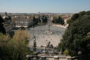 Piazza del Popolo i Rom, set oppe fra Pincio-parken. I baggrunden ses kuplen af Peterskirken.